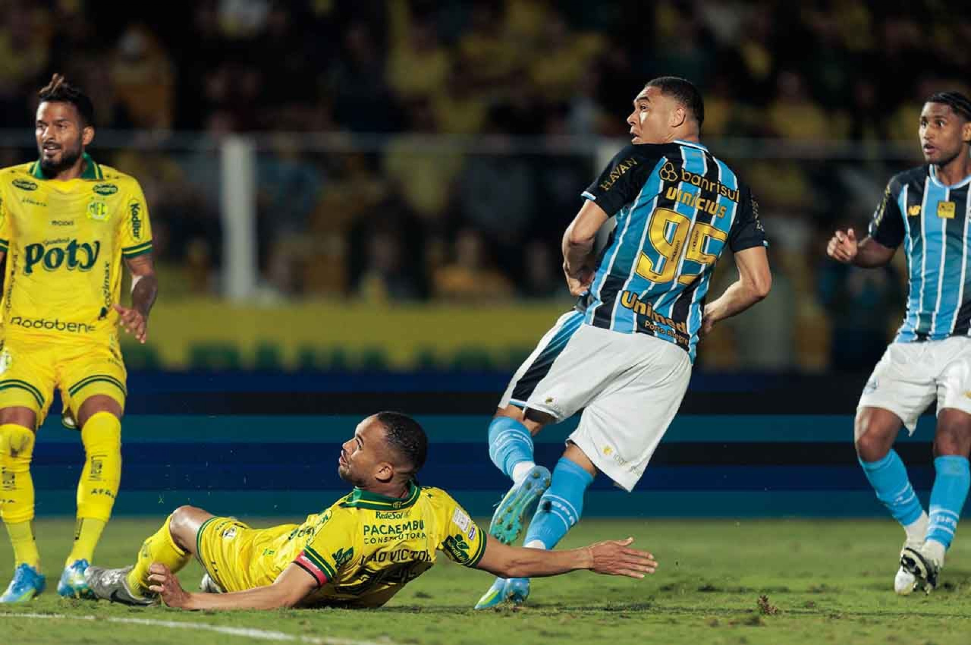 Destaque do Gr&ecirc;mio, Carlos Vin&iacute;cius recusa proposta do Am&eacute;rica-MEX