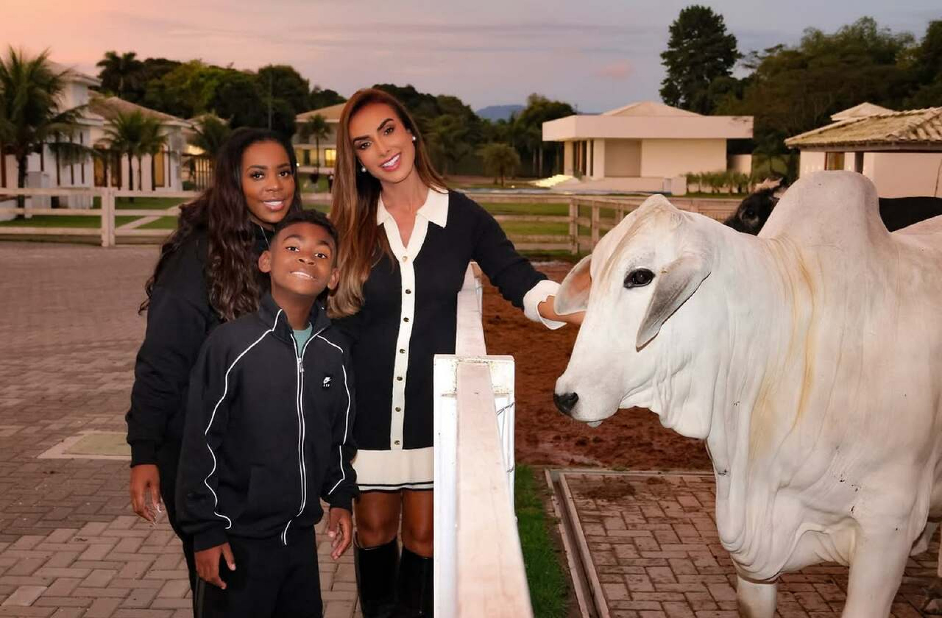 Nicole Bahls batiza cabrito de Vini Jr e recebe m&atilde;e do jogador