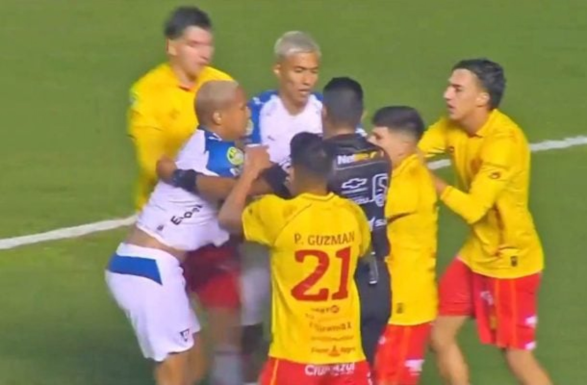 Deyverson provoca torcida e se envolve em confus&atilde;o no Equador
