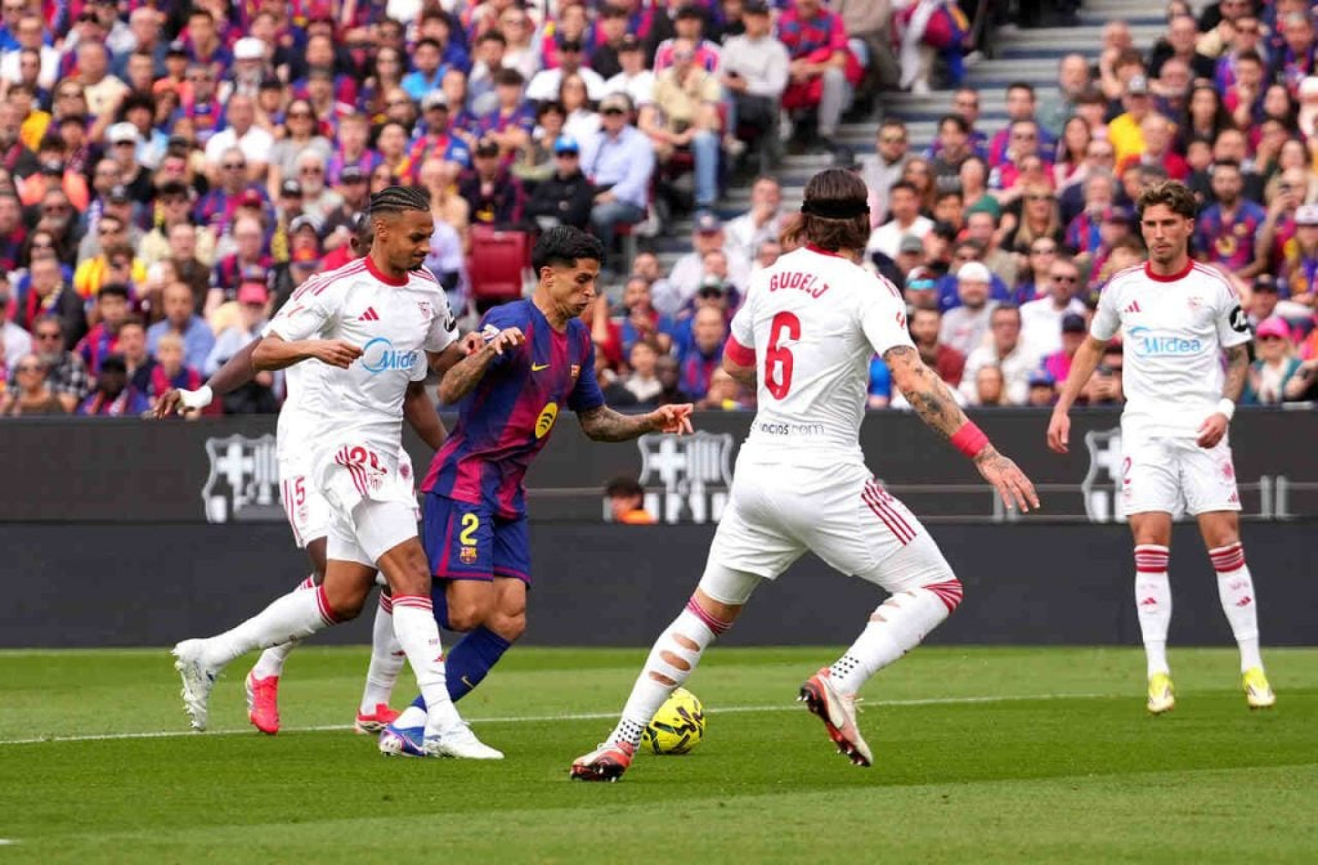 Jo&atilde;o Cancelo rescinde com Al-Hilal e negocia com Barcelona