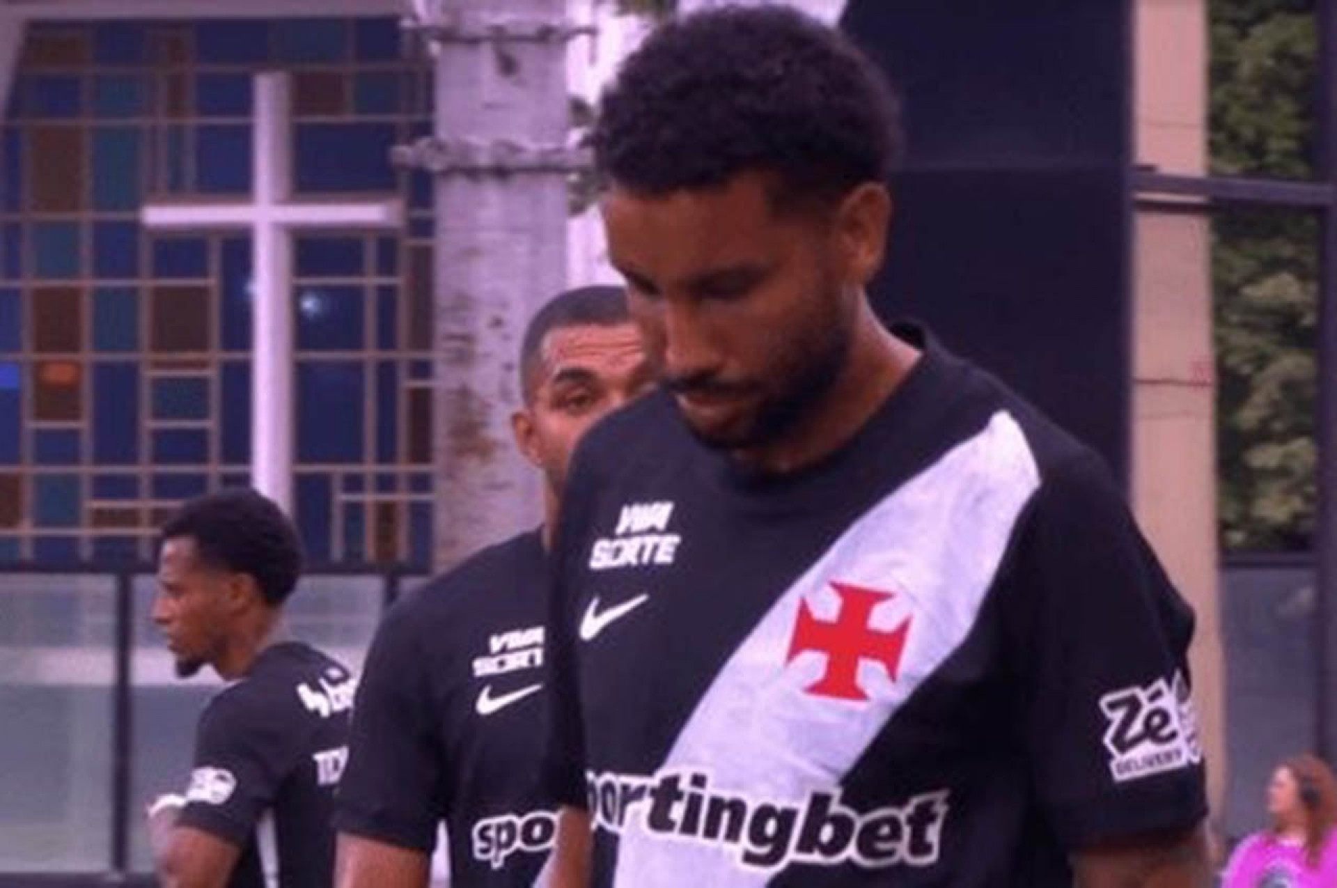 Jair sofre les&atilde;o grave na coxa e desfalca o Vasco por mais de um m&ecirc;s