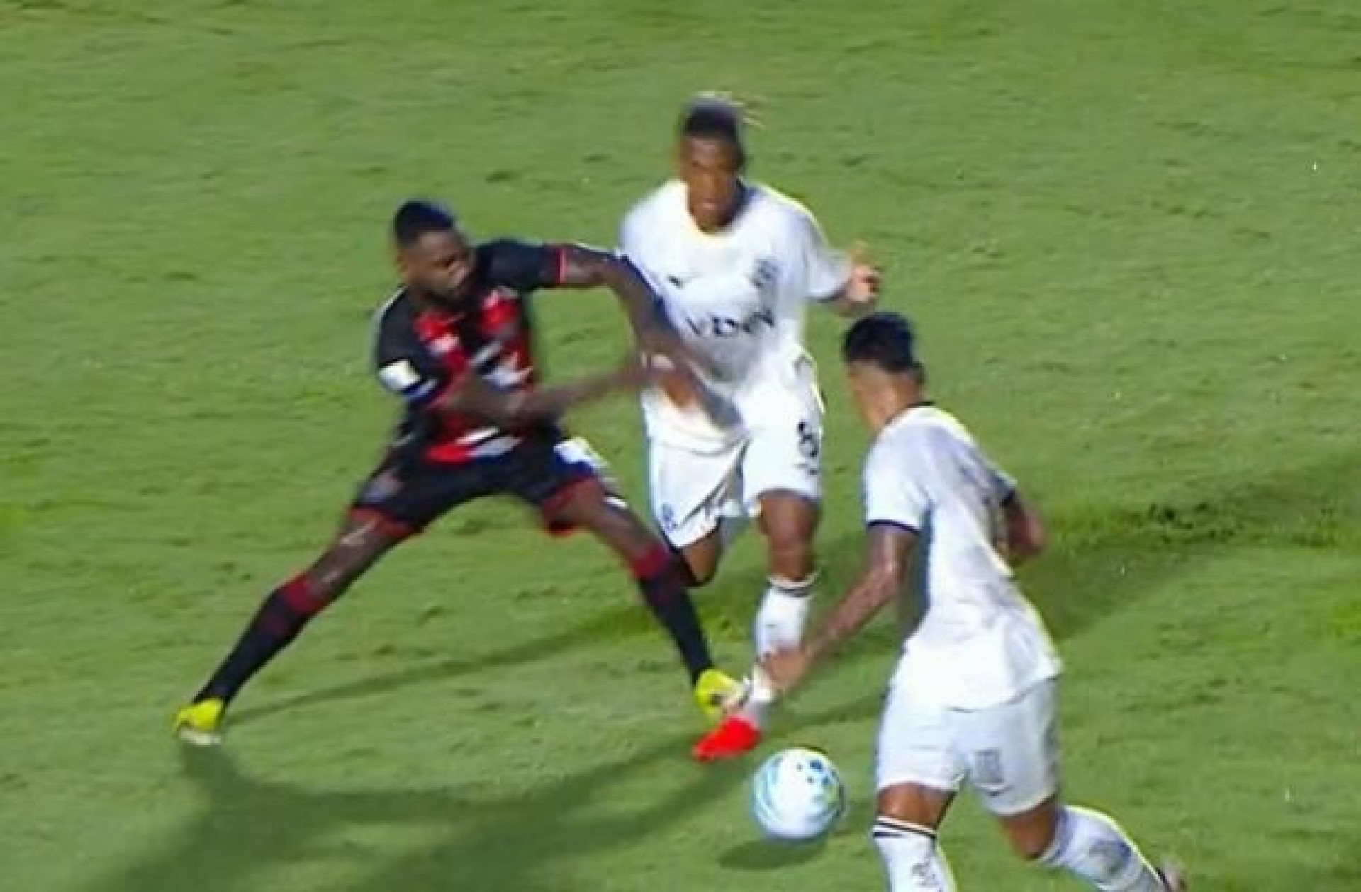 Pol&ecirc;micas de arbitragem geram revolta coletiva na web; v&iacute;deos