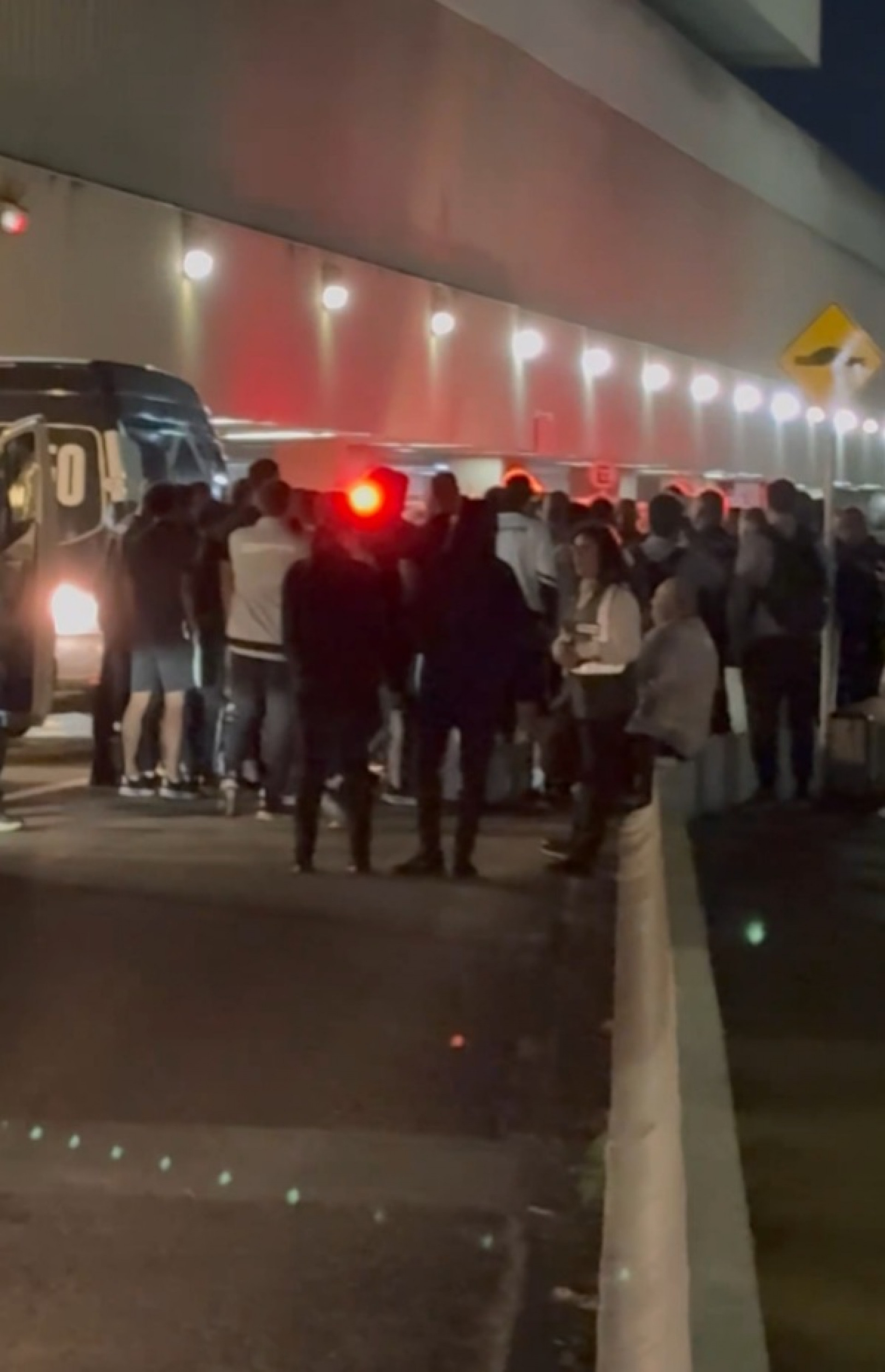 Integrantes de organizada abordam dirigentes e jogadores no Aeroporto do Galeão