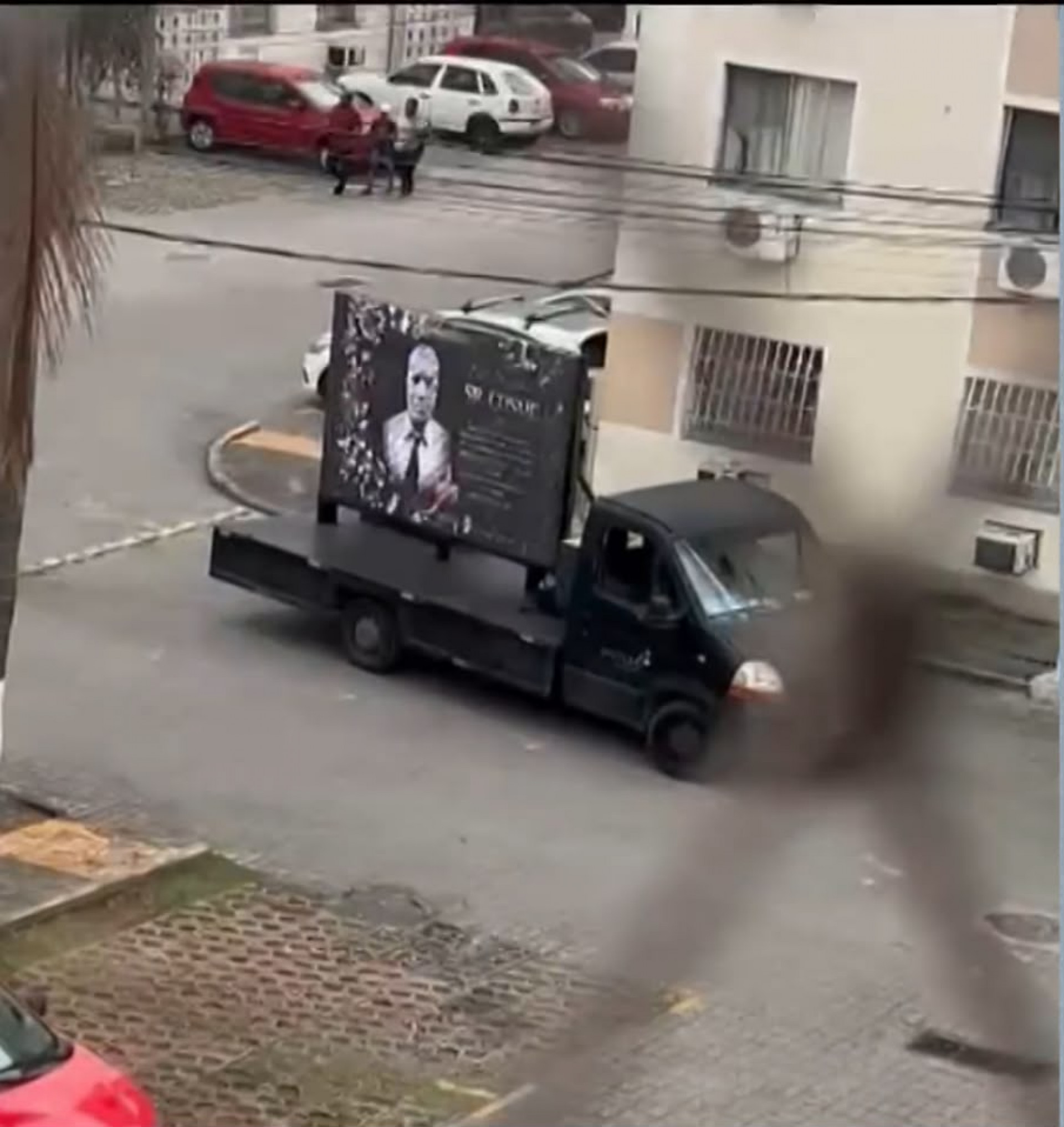 Em homenagem, um caminhão circulou pelo condomínio com uma foto de Cosme