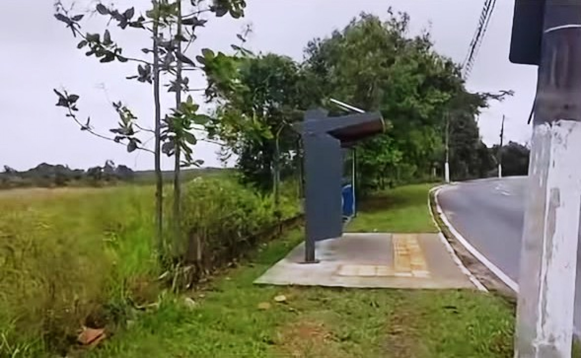 Atos de vandalismo e furto deixaram estruturas do transporte p&uacute;blico danificadas em Maca&eacute; - Foto: Reprodu&ccedil;&atilde;o Rede Social Falla Regi&atilde;o