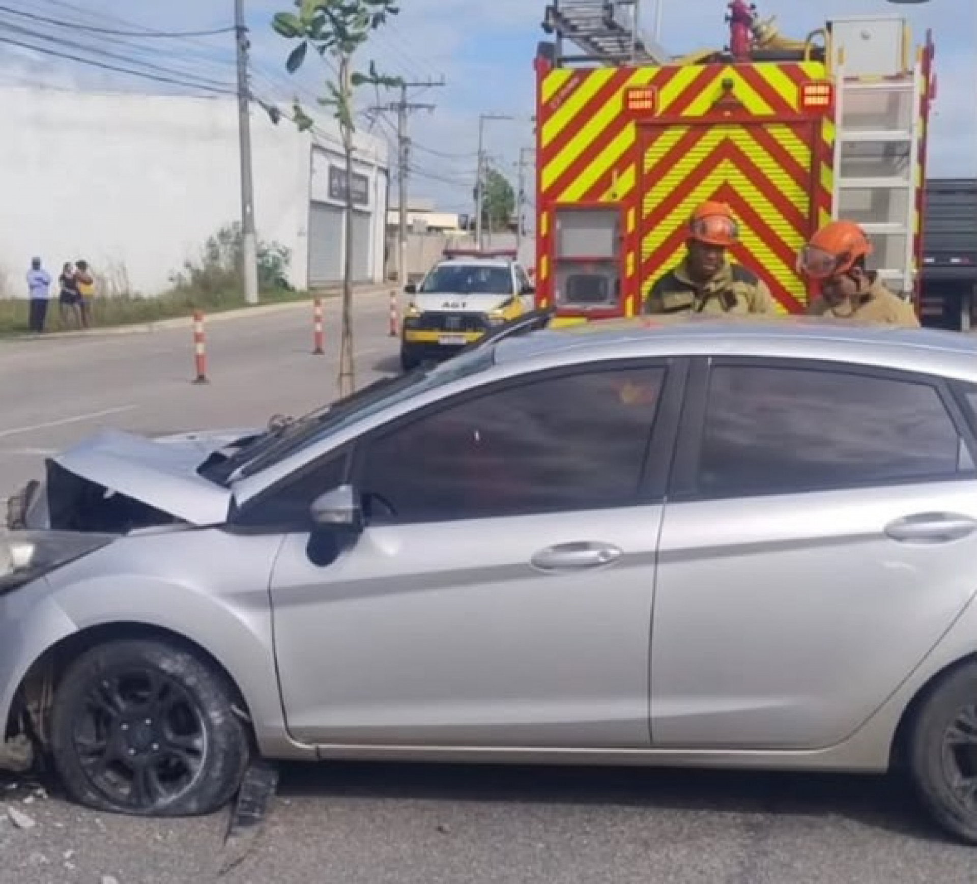 Ve&iacute;culo colidiu contra um poste na Avenida Industrial, em Maca&eacute;, ap&oacute;s o motorista perder o controle da dire&ccedil;&atilde;o - Foto: Reprodu&ccedil;&atilde;o Rede Social Not&iacute;cia Maca&eacute;