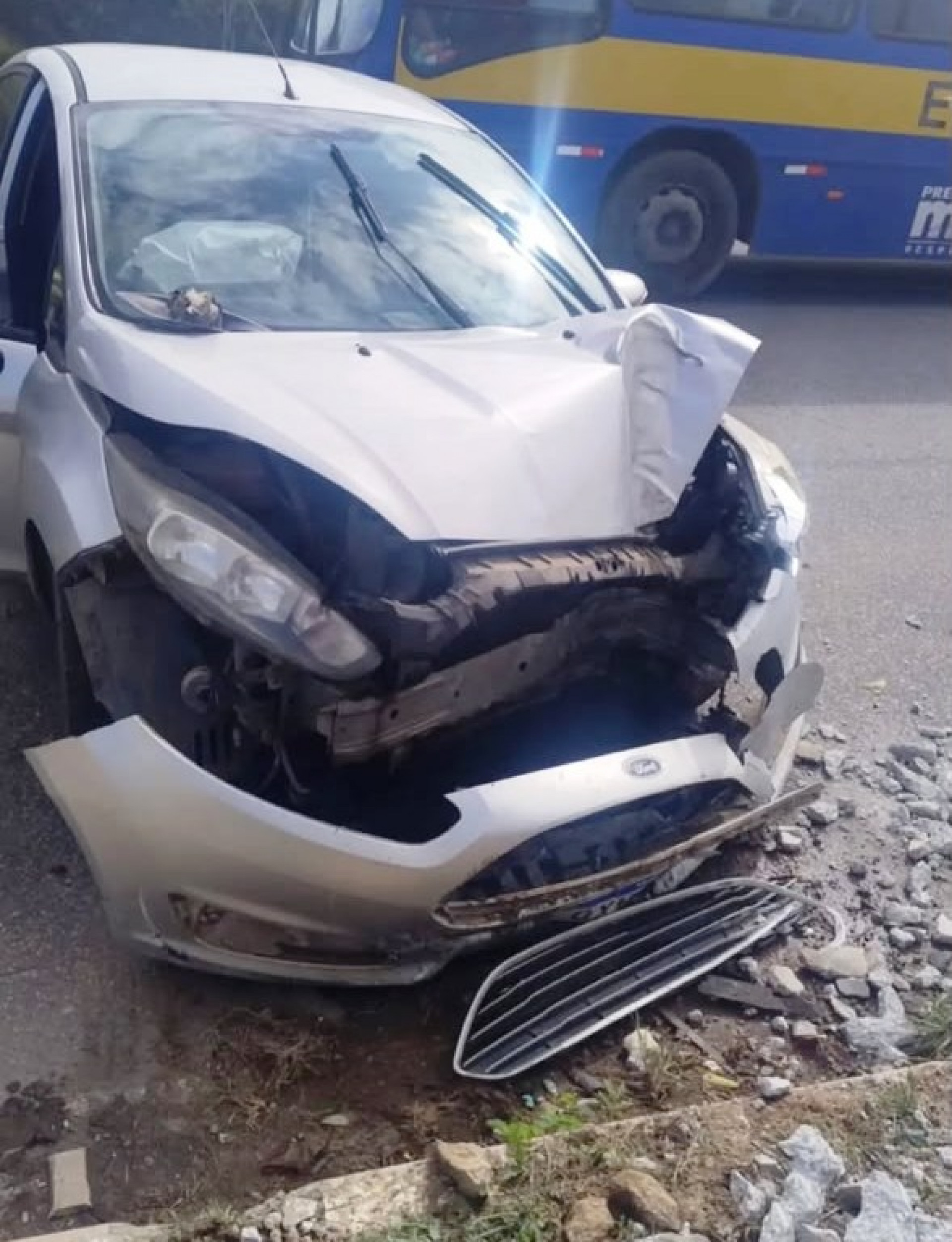 Veículo colidiu contra um poste na Avenida Industrial, em Macaé, após o motorista perder o controle da direção