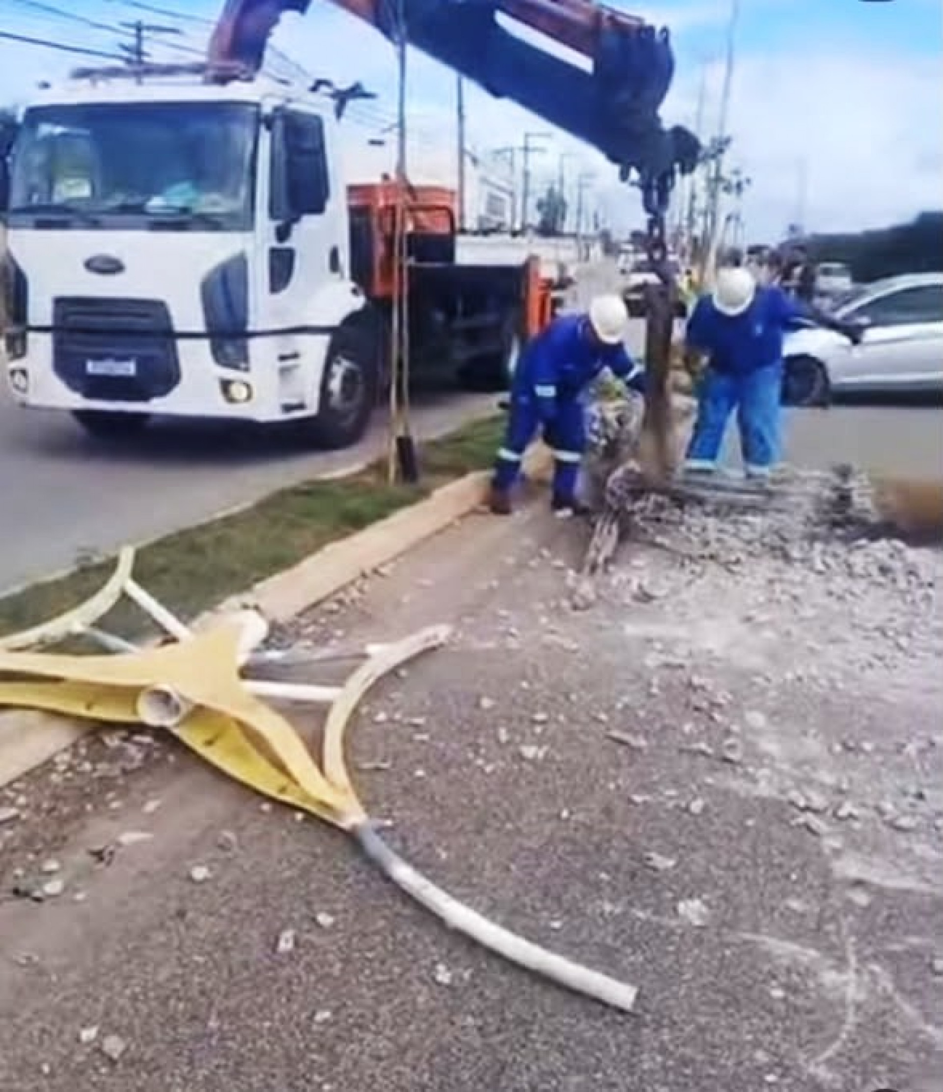 Veículo colidiu contra um poste na Avenida Industrial, em Macaé, após o motorista perder o controle da direção