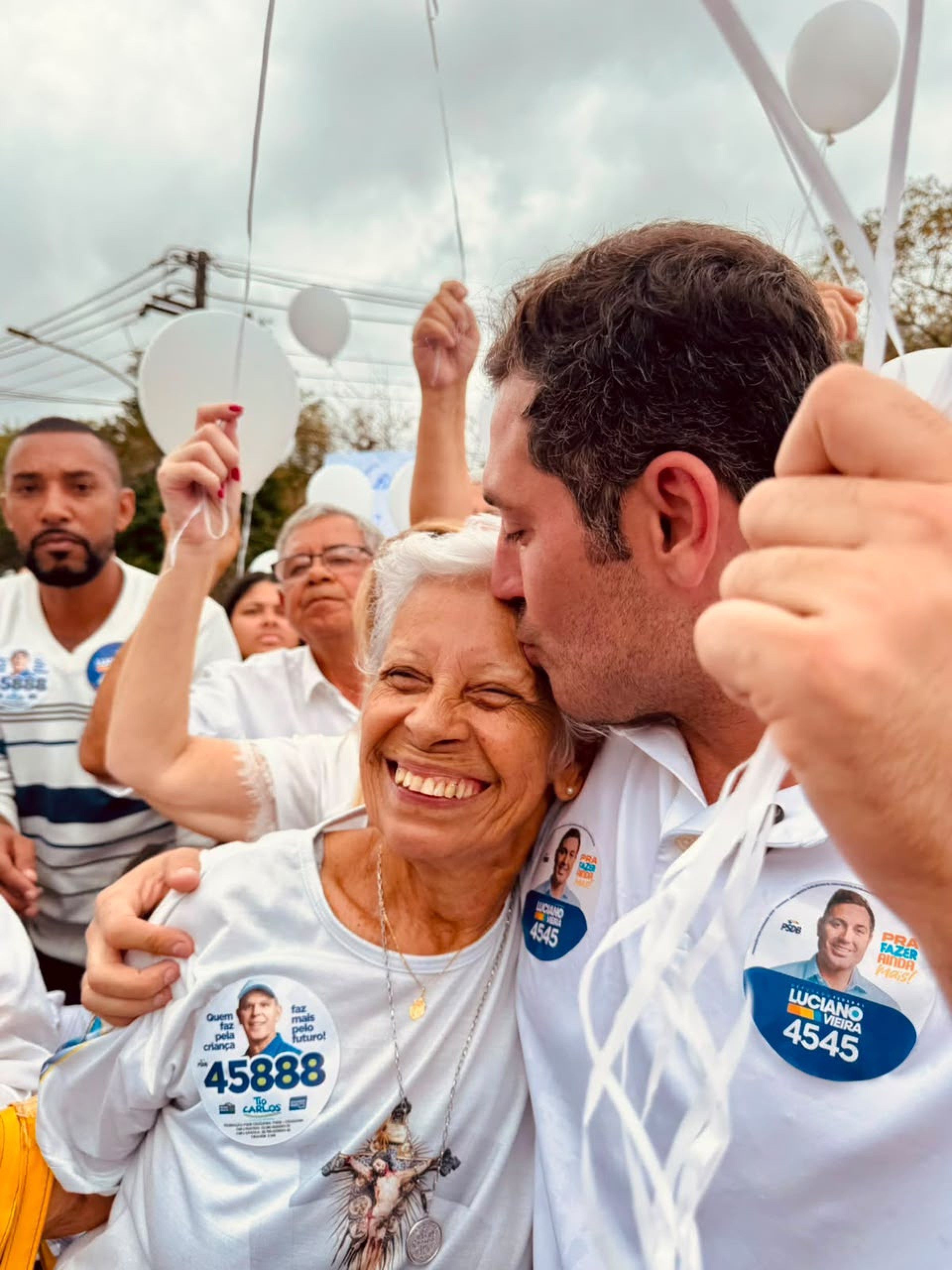 Deputado Luciano Vieira durante caminhada na região de Costa Barros - Divulgação