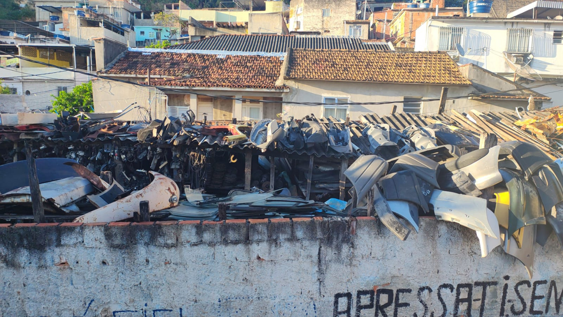 Policiais encontraram peças de carro sem procedência em ferro-velho - Reprodução