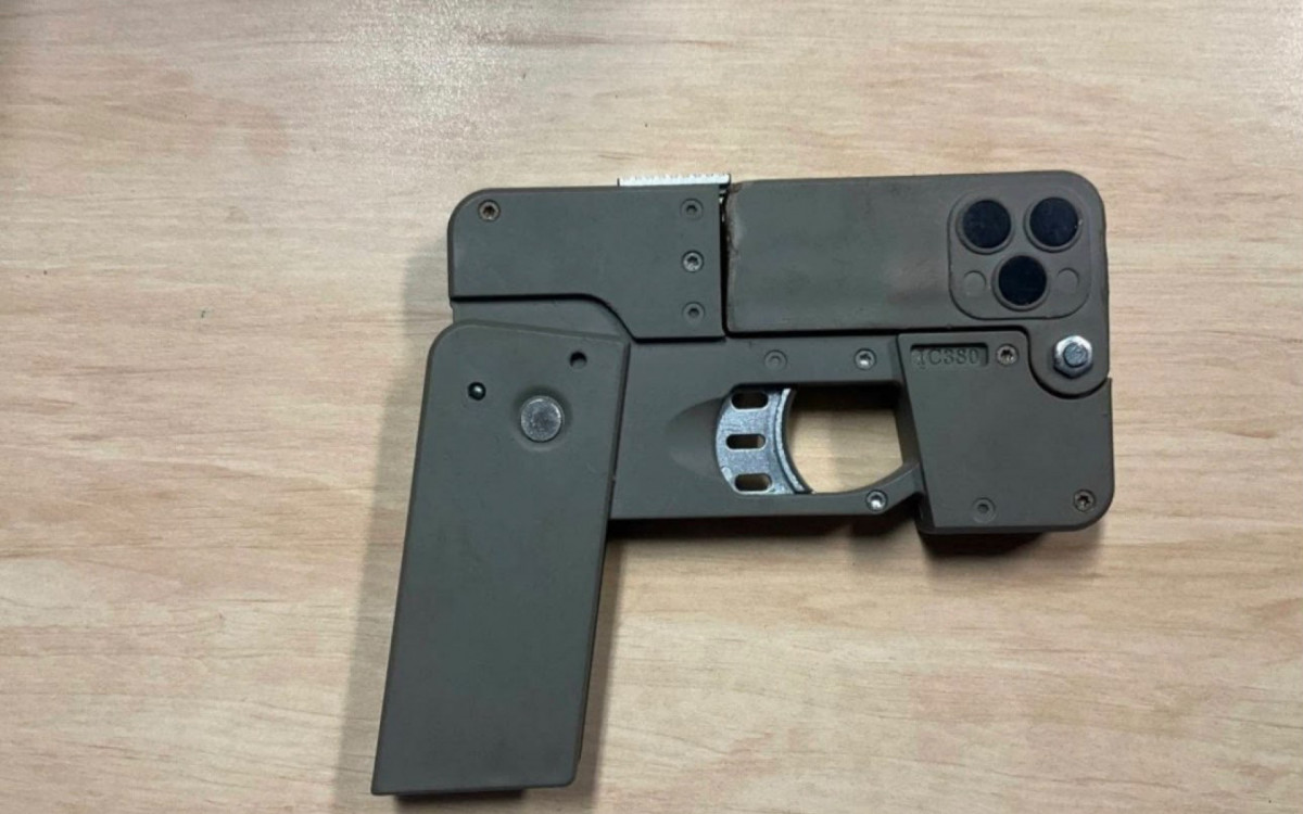 Arma dobrável possui aparência de aparelho celular