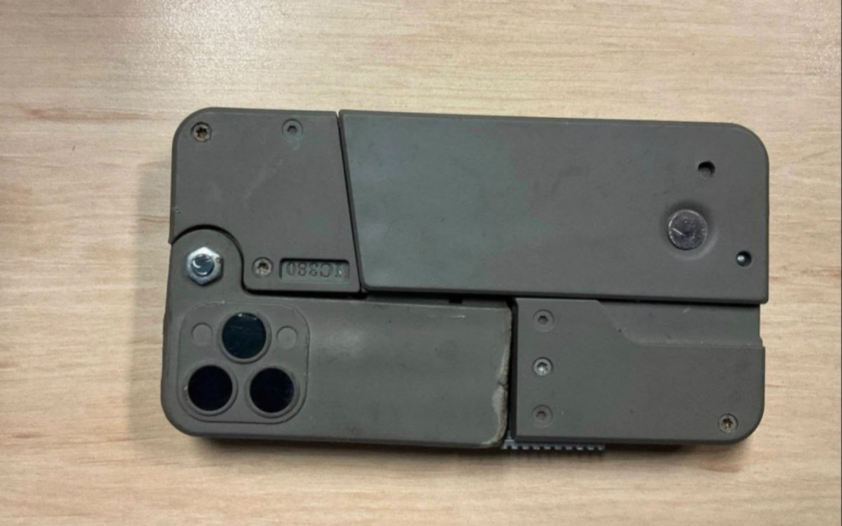 Quando dobrada, pistola poderia ser confundida com iPhone
