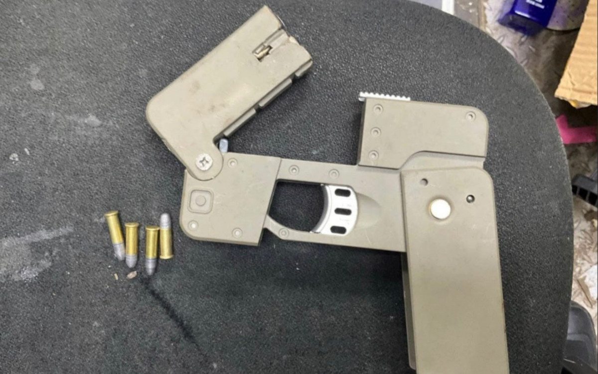Além de armas dobráveis, polícia apreendeu outras pistolas, munições e drogas