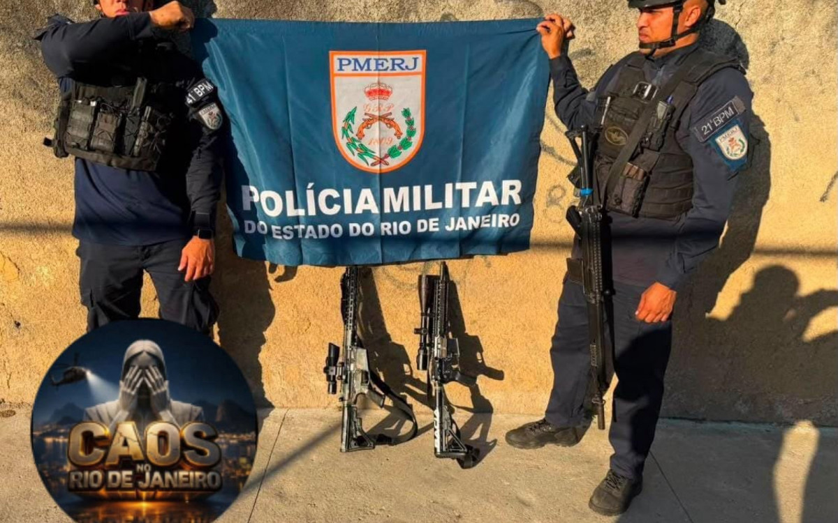 Dois fuzis foram apreendidos durante operação integrada no Complexo do Chapadão, na Zona Norte - Divulgação PMRJ