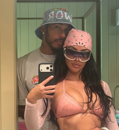 Kim Kardashian posa coladinha com Lewis Hamilton