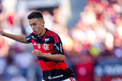 Flamengo ganha opção na lateral com destaque da base
