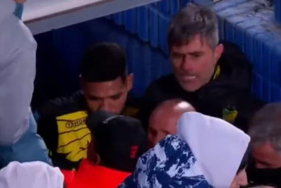 Vídeo! Técnicos trocam socos após jogo do Campeonato Argentino