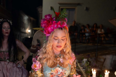 Madonna reúne filhos e namorado em festa de 68 anos na Grécia
