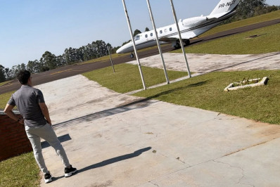 Zezé di Camargo completa 64 anos e se presenteia com jatinho