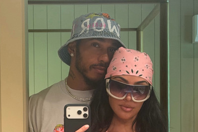 De biquíni, Kim Kardashian posa coladinha com Lewis Hamilton 