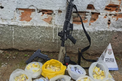 Fuzil e drogas são apreendidos em operação da PM em Mesquita