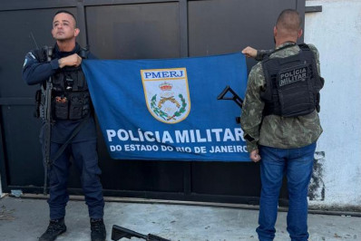Fuzil e centenas de porções de drogas são apreendidos em Macaé