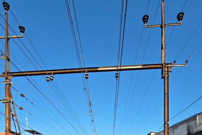 Falha em trem deixa passageiros andando pelos trilhos na Zona Oeste