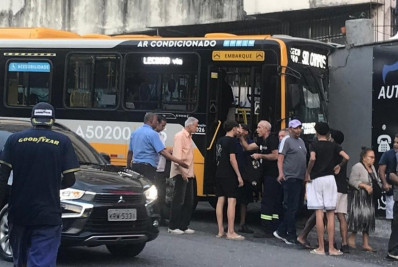 Ônibus bate em muro em Botafogo e deixa feridos