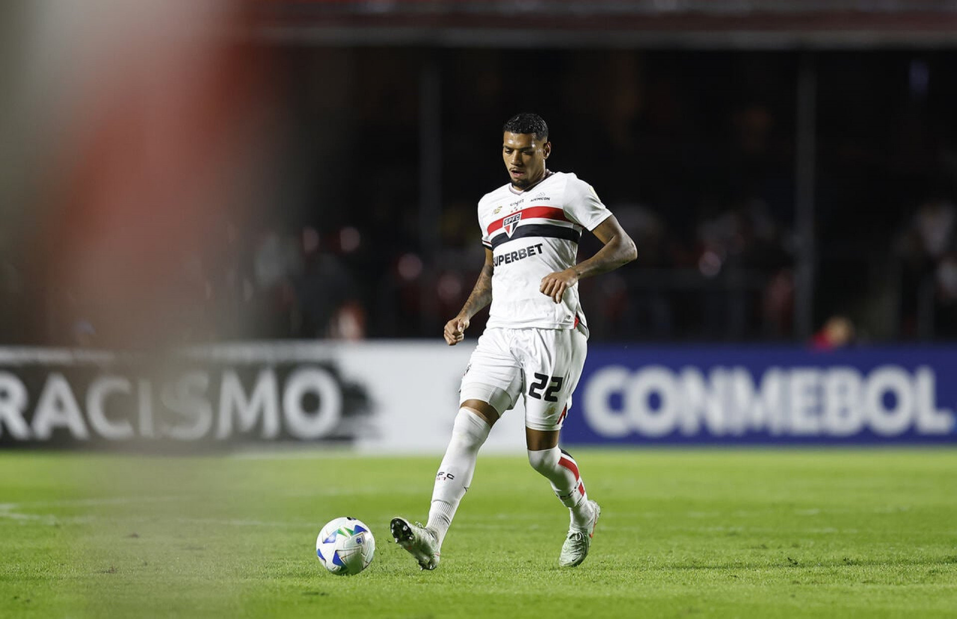 Zagueiro cobra R$ 14 milh&otilde;es do S&atilde;o Paulo e acusa clube de neglig&ecirc;ncia