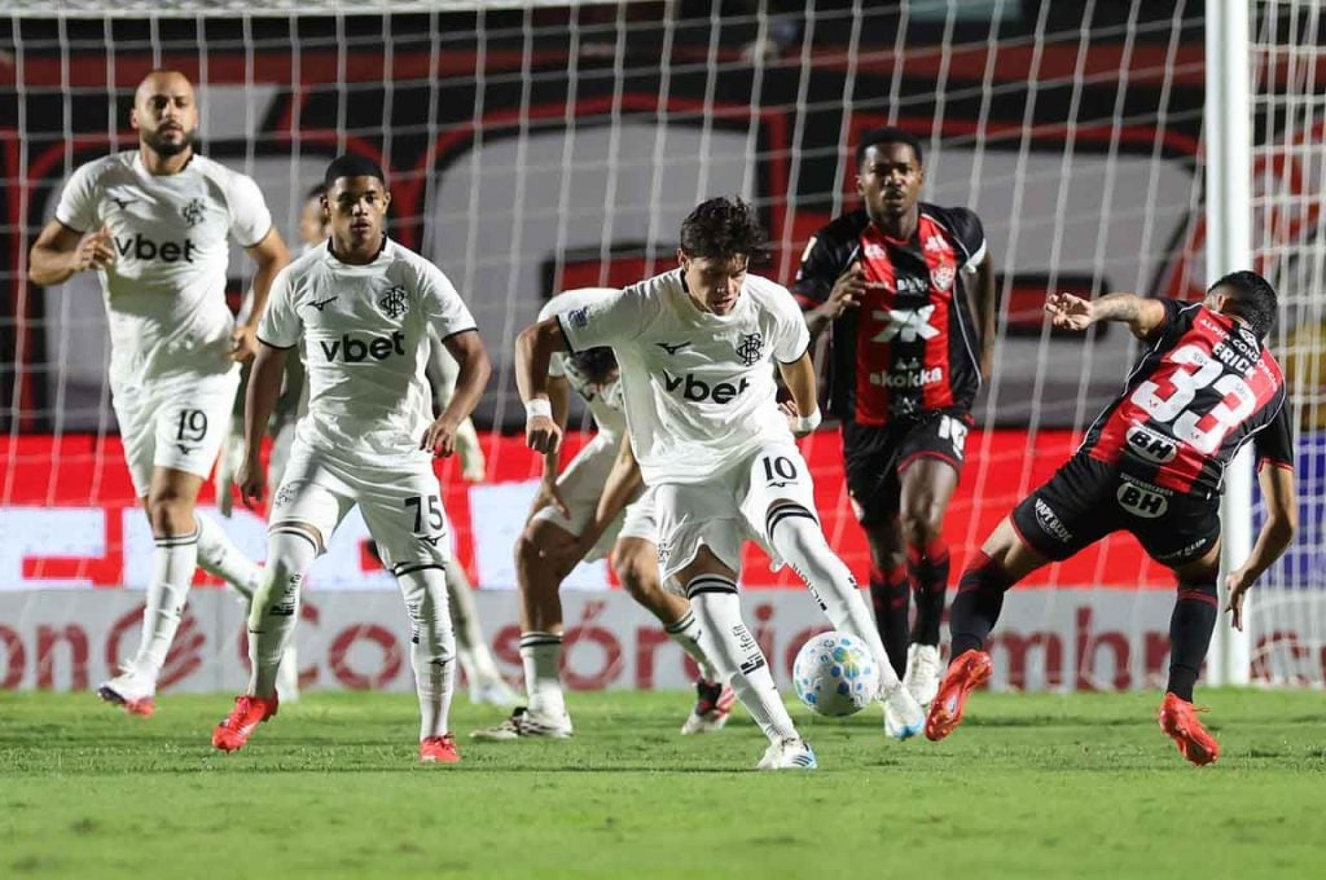 Botafogo reclama de erro e cobra &aacute;udios e imagens do VAR em derrota