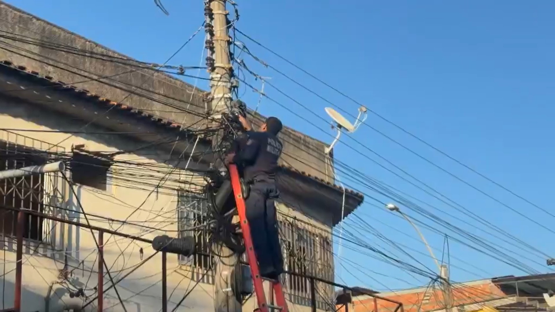 Câmeras estavam posicionadas em postes e camufladas pela fiação - Divulgação / PMERJ