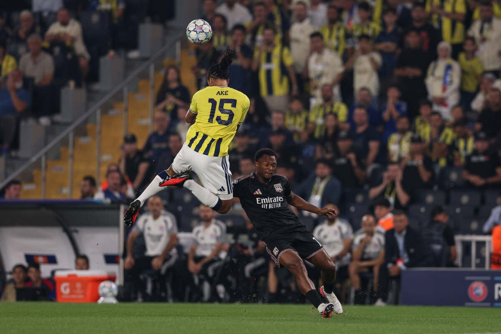 Fenerbah&ccedil;e e Lyon empatam na ida dos playoffs da Champions