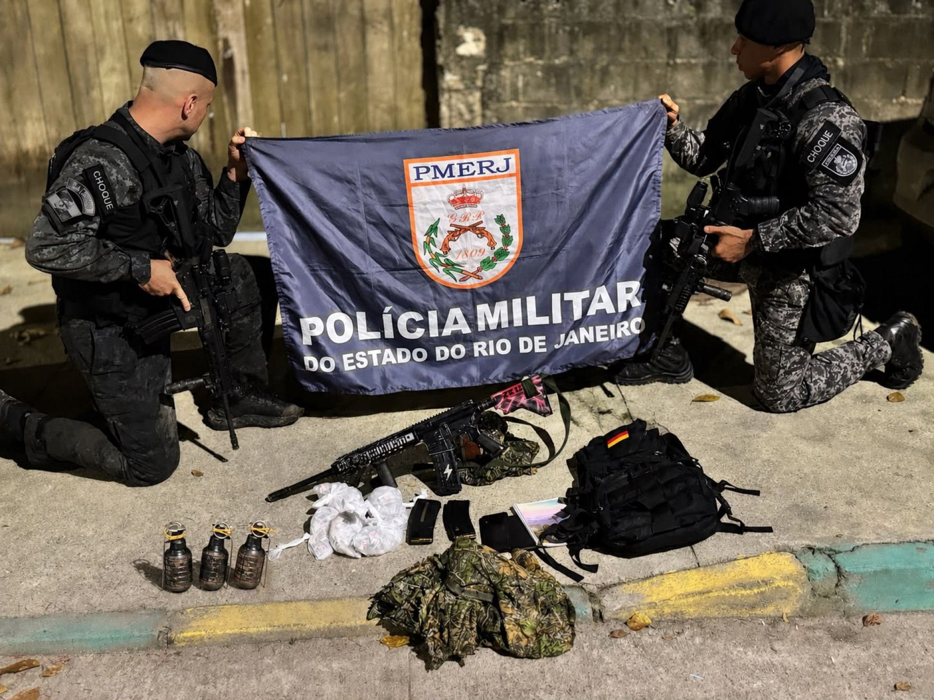 Materiais apreendidos com criminosos após confronto na Muzema - Divulgação/PMERJ