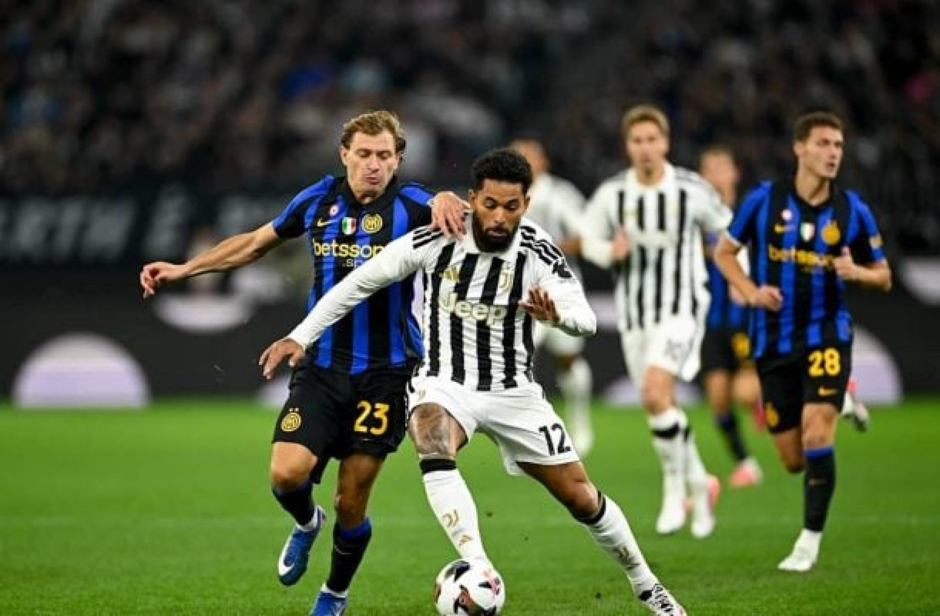 Arthur se aproxima de sa&iacute;da da Juventus e fica livre no mercado