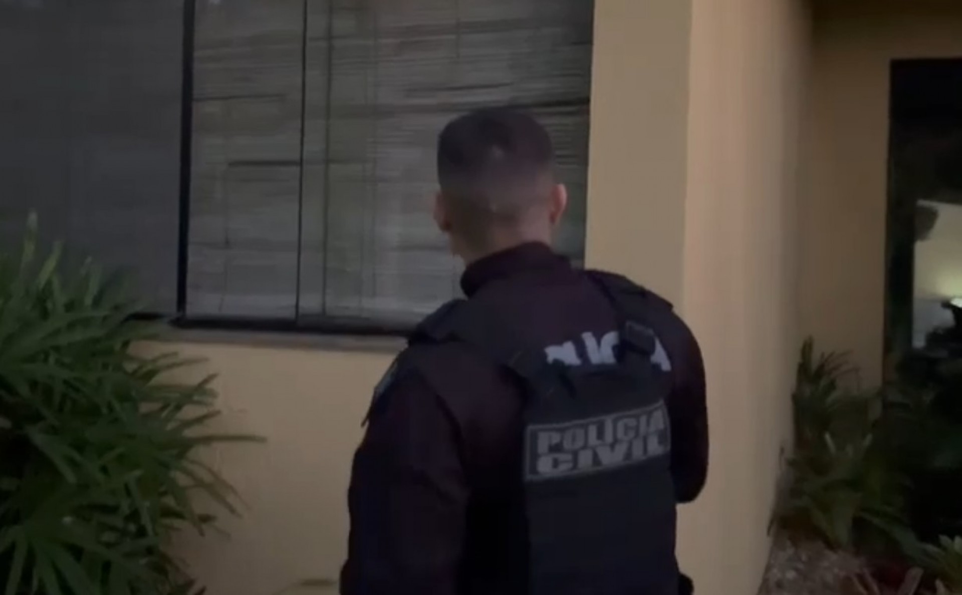 Agentes cumprem mandados de busca e apreensão contra quadrilha de estelionato - Reprodução