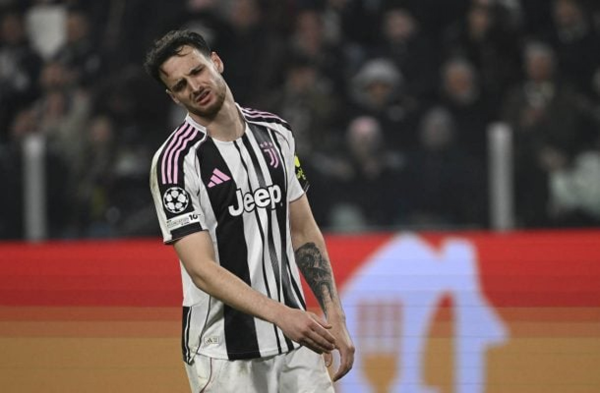 Torcedor invade campo e acerta carrinho em zagueiro da Juventus