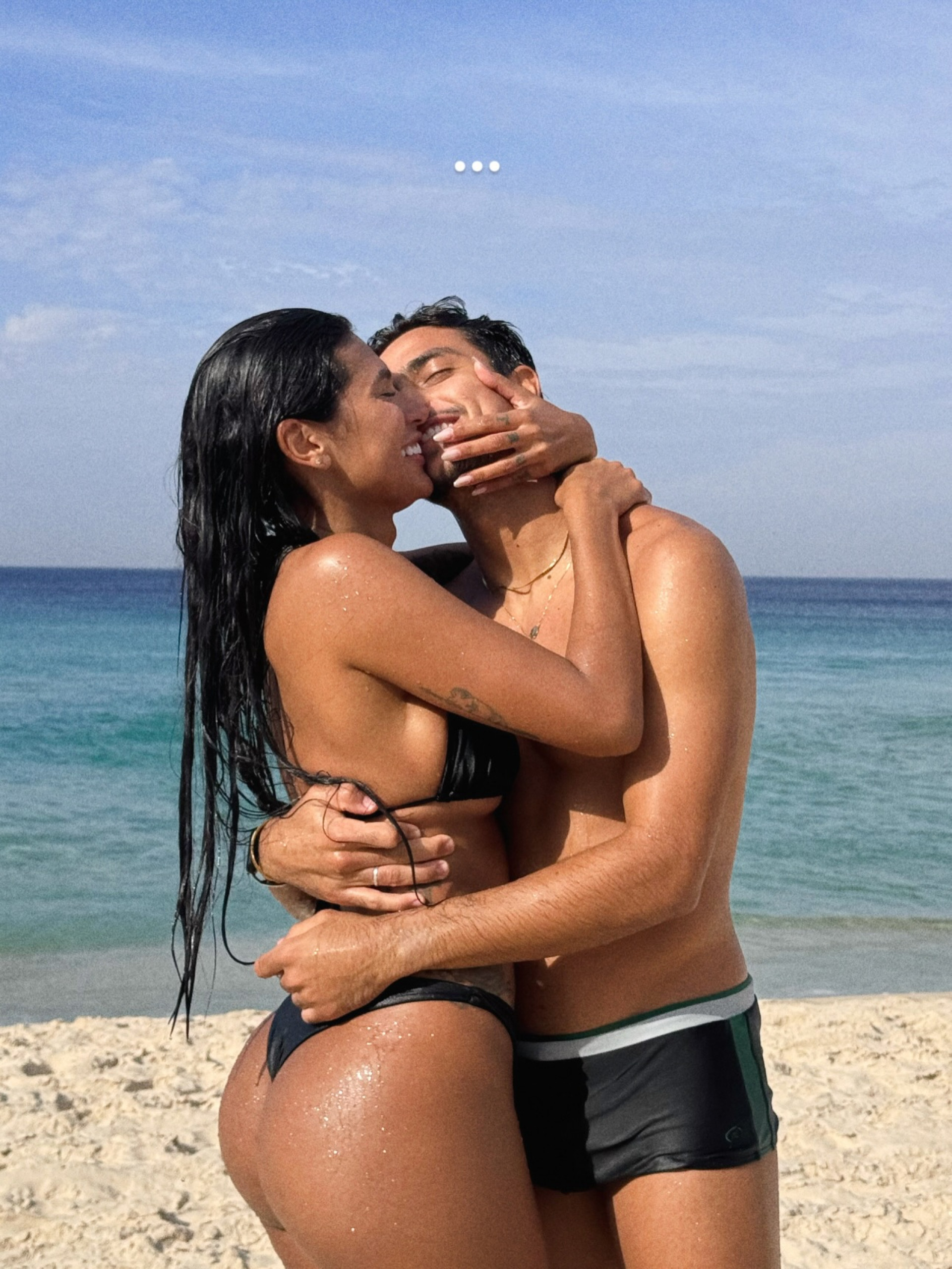 Pocah resgatou fotos na praia com o namorado - Reprodução/Instagram
