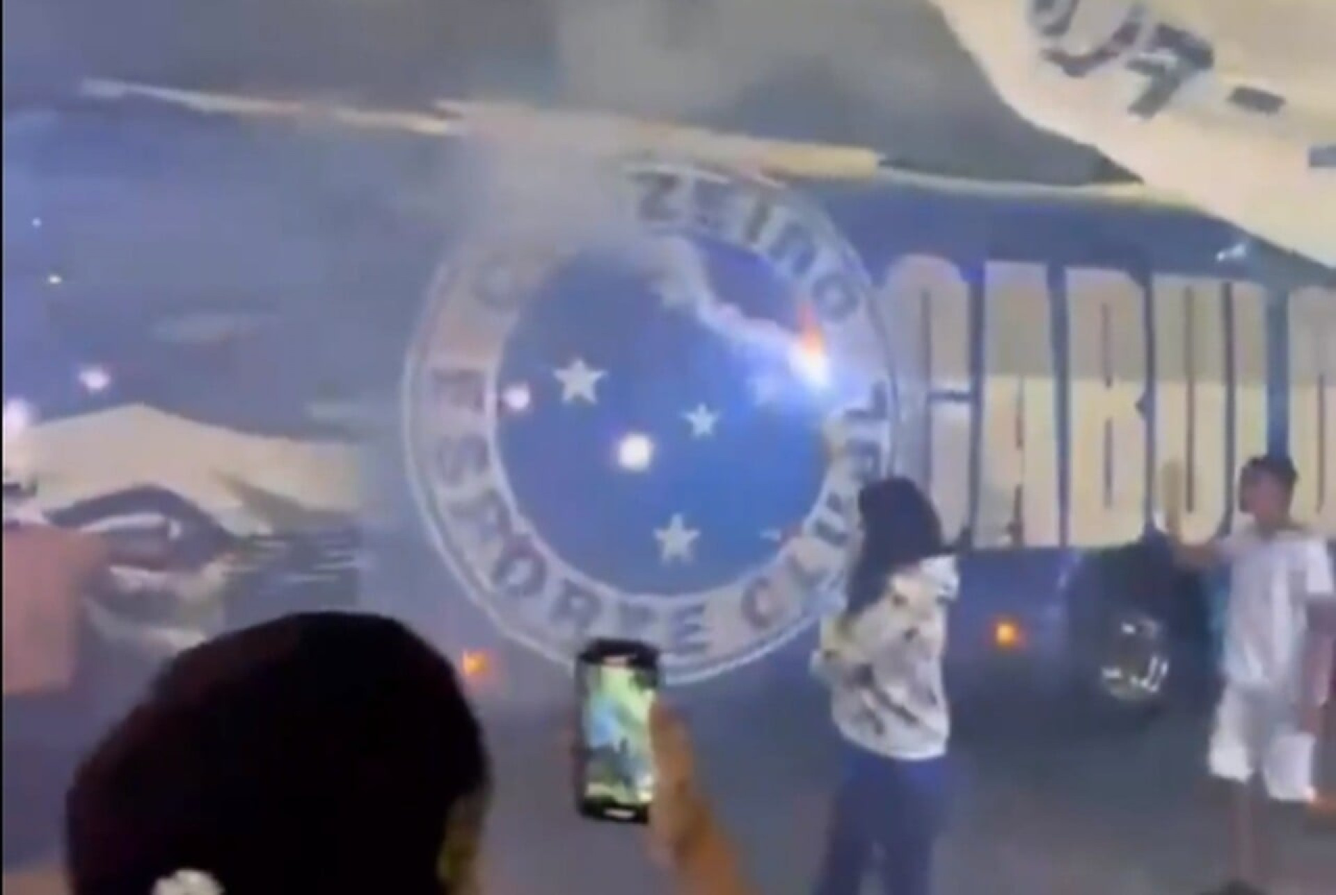 Torcedores fazem festa antes de embarque do Cruzeiro para decis&atilde;o