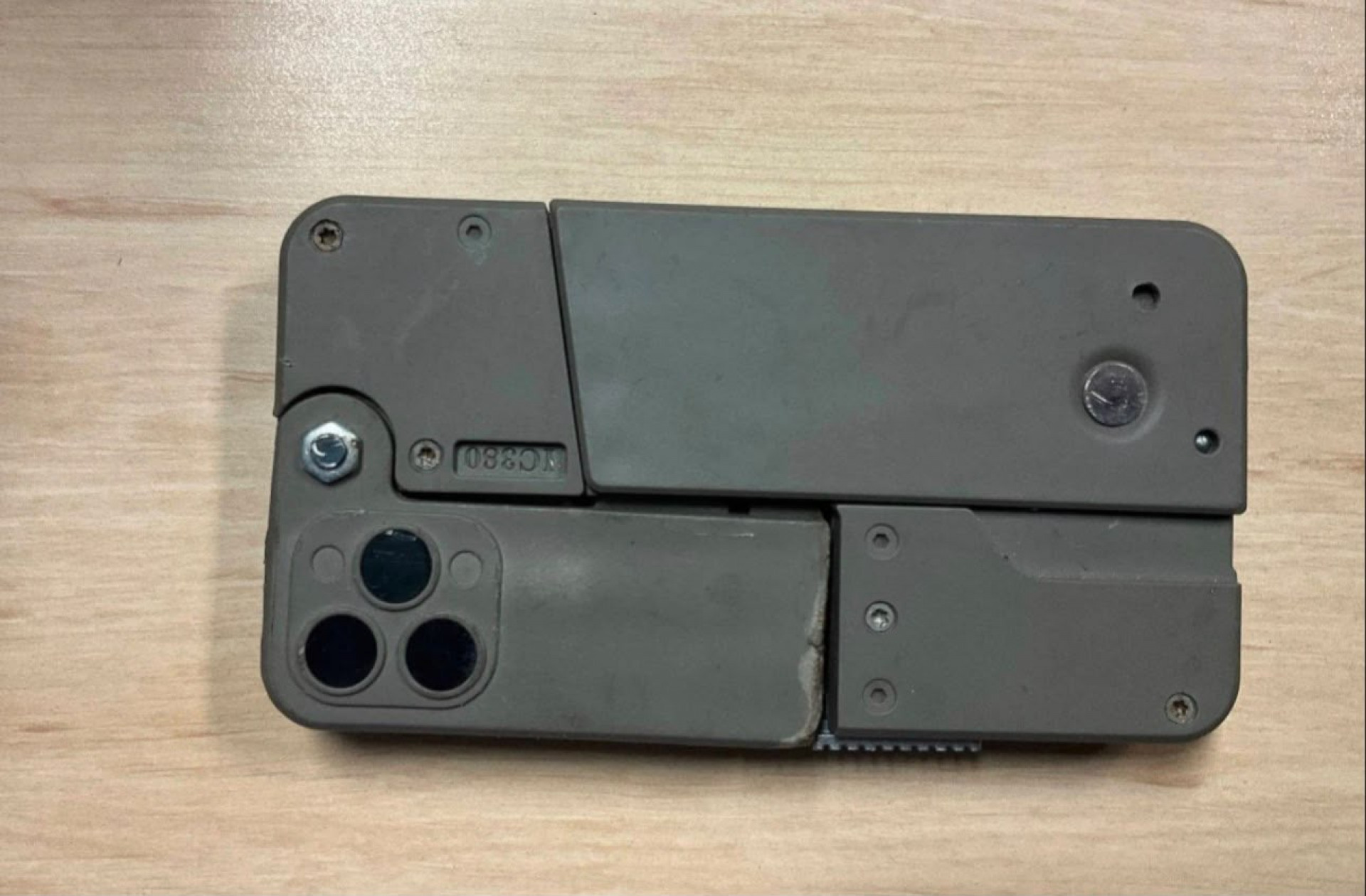Quando dobrada, pistola poderia ser confundida com iPhone - Divulga&ccedil;&atilde;o / Queensland Police