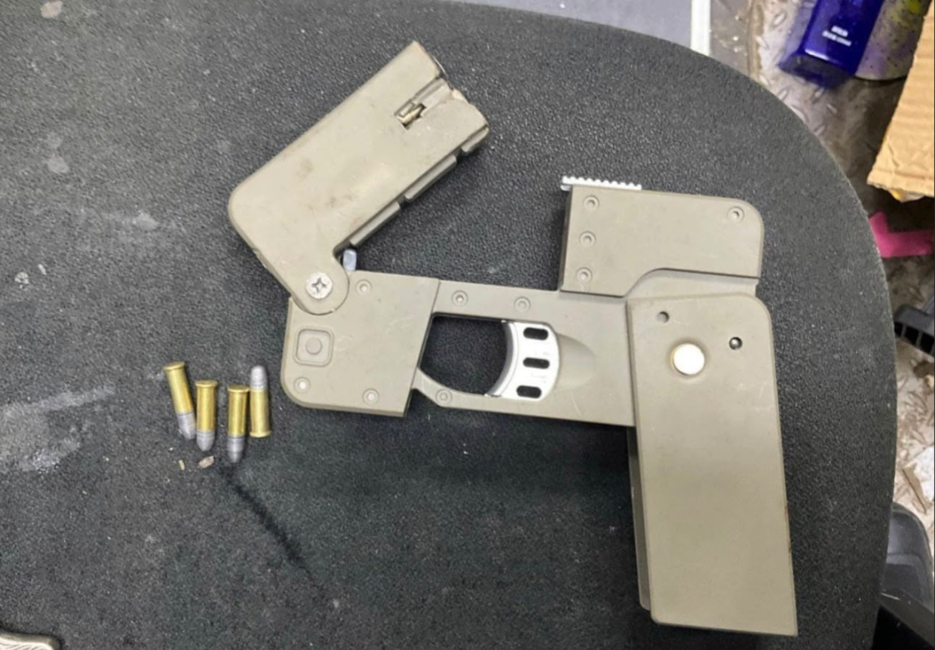 Al&eacute;m de armas dobr&aacute;veis, pol&iacute;cia apreendeu outras pistolas, muni&ccedil;&otilde;es e drogas - Divulga&ccedil;&atilde;o / Queensland Police
