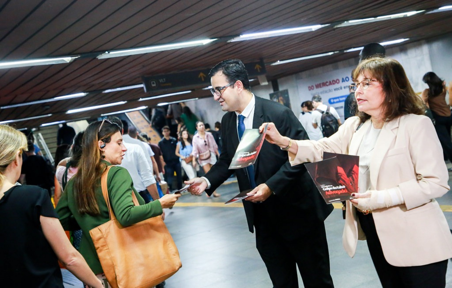 OAB-RJ distribuiu cartilhas contra o golpe do falso advogado no MetrôRio - Divulgação Flávia Freitas/OAB-RJ