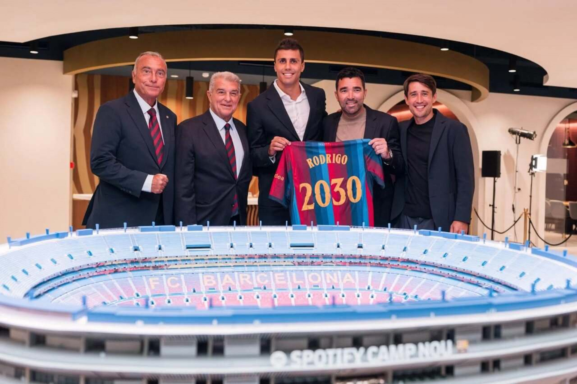 Barcelona anuncia a contrata&ccedil;&atilde;o do volante Rodri