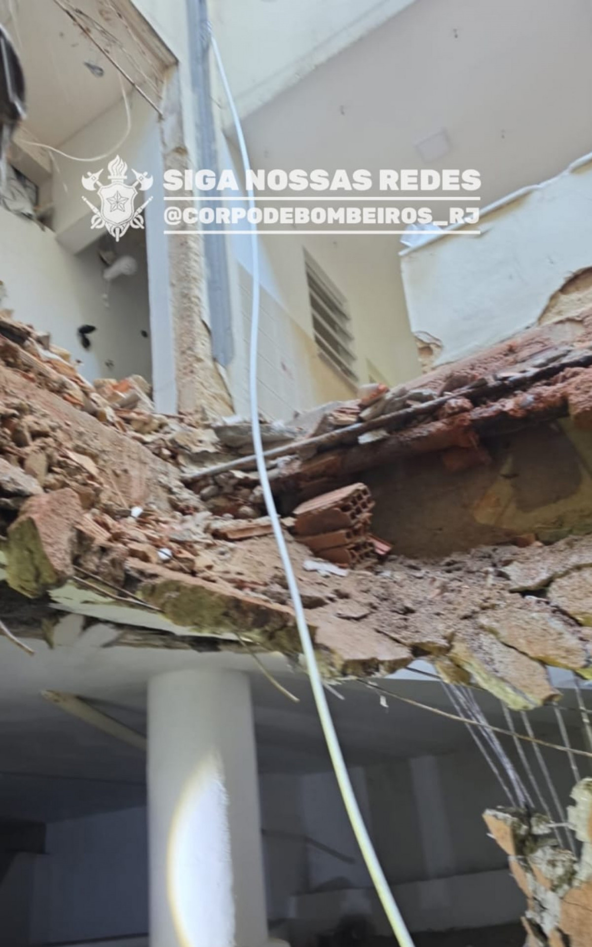 O incidente mobilizou equipes do Corpo de Bombeiros e provocou a evacuação do edifício, que possui 13 andares e um subsolo - Divulgação/CBMERJ