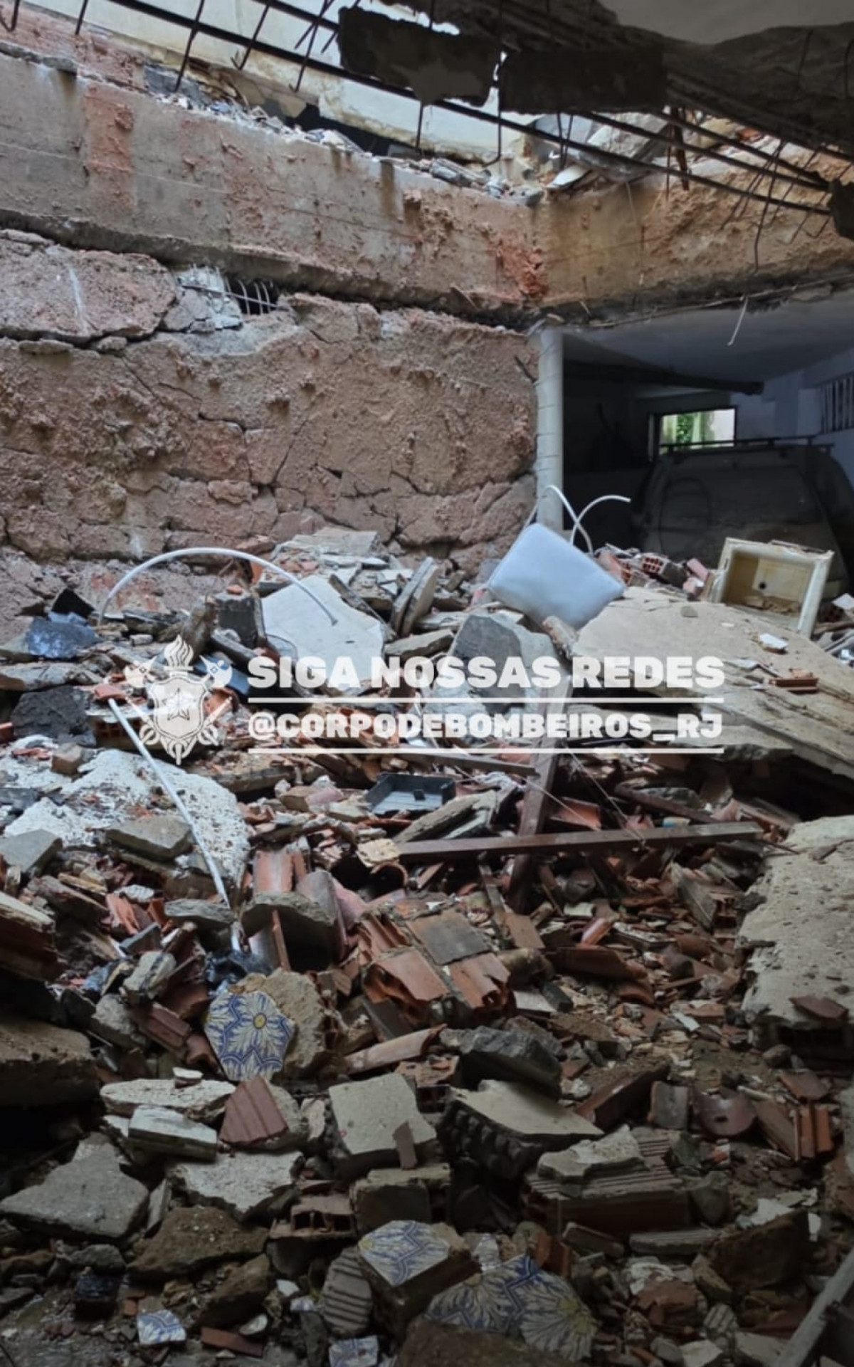 O incidente mobilizou equipes do Corpo de Bombeiros e provocou a evacuação do edifício, que possui 13 andares e um subsolo - Divulgação/CBMERJ