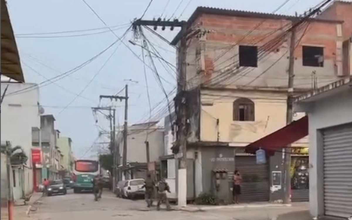 Movimentação policial na comunidade da Nova Holanda chamou a atenção de moradores nesta quarta-feira