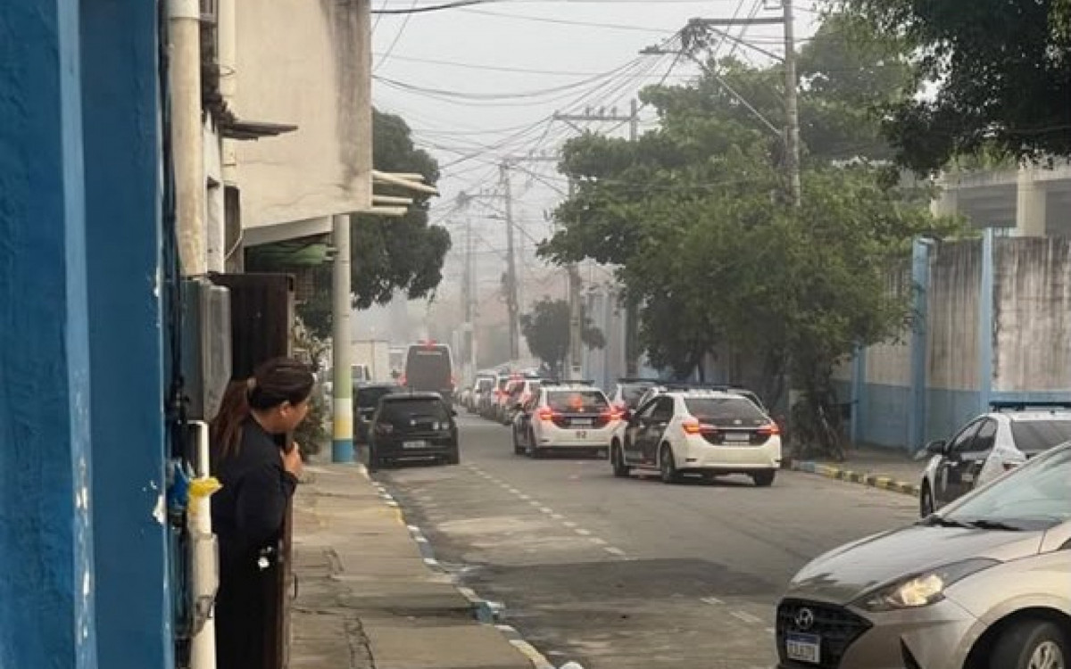 Nova Holanda tem forte movimentação policial e relatos de suposta operação