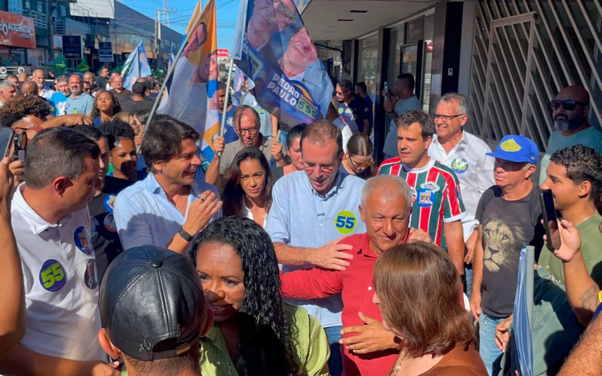 Candidatos fazendo corpo a corpo durante caminhada em Iguaba Grande