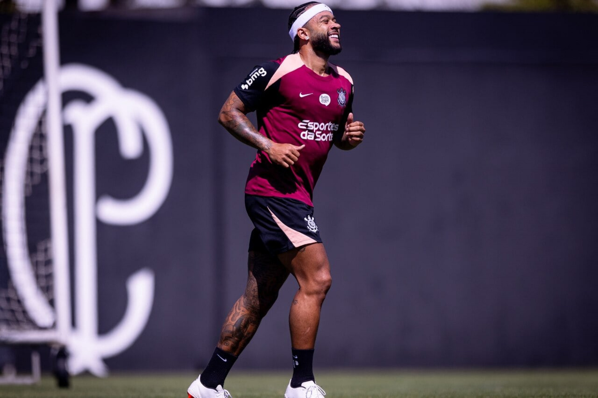 Diniz observa Depay no treino e define substituto de Allan no Corinthians