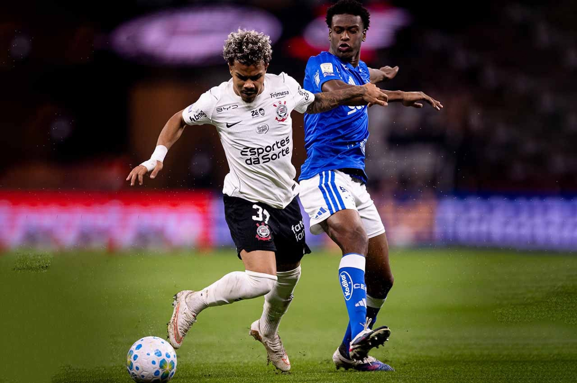 STJD absolve Corinthians por copos arremessados e invas&atilde;o de campo