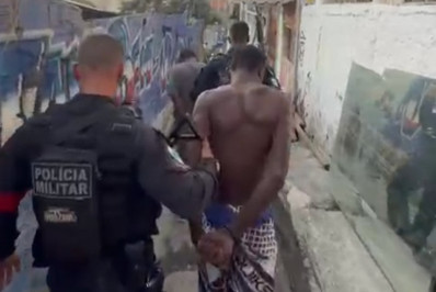 Dupla é presa com granada e drogas em São Domingos, em Niterói
